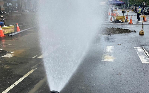 疑施工挖破管線　高雄岡山傳異味