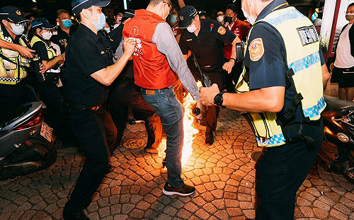 (影)韓國瑜輔選謝龍介 台灣基進燒國民黨旗警告對中國「投降派」