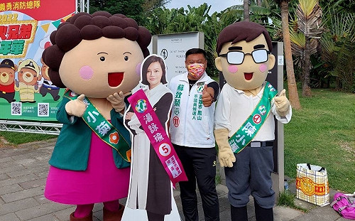 邁盟蘇致榮暖心合體湯詠瑜立牌  小菊小邁療癒打火兄弟