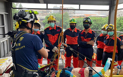 醫療急救援 瓦礫現生機-新北特搜醫療組訓練