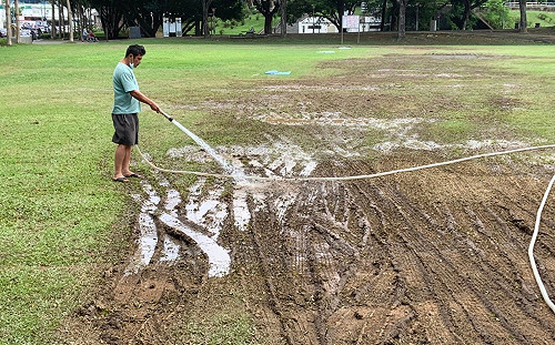 造勢搭舞台導致公園草皮受損 張善政競辦致歉：下週復植草地