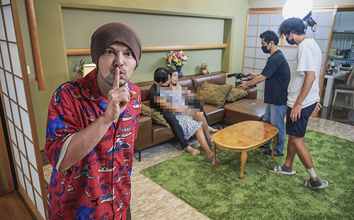 黃明志亂入AV拍攝現場！日本片商社長竟是台灣女生 網驚：根本AV女帝