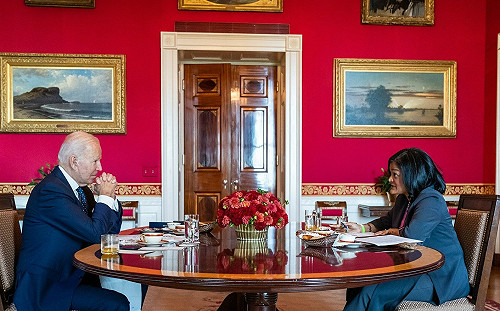 有空也跟普丁多聊聊! 30民主黨議員籲拜登 直接與俄羅斯談判