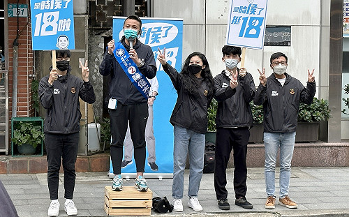議員陳偉杰助陣！侯選辦政治實習生街頭力推18歲公民權