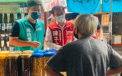 陳柏惟退黨後首次 為基進參選人站台掃街獻給了「他」