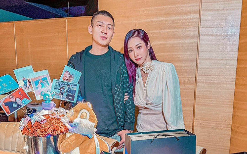 鳳梨慶小秘書任職2週年！歐菈收超大禮甜喊：繼續愛你每個春夏秋冬