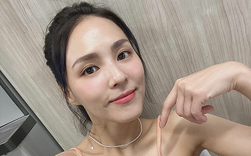 熊熊曬低胸自拍！臉蛋消風剩42公斤 網驚：沒瘦錯地方