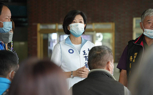 梅山拜票遇茶農訴苦 王育敏：政黨輪替嘉縣才有好未來