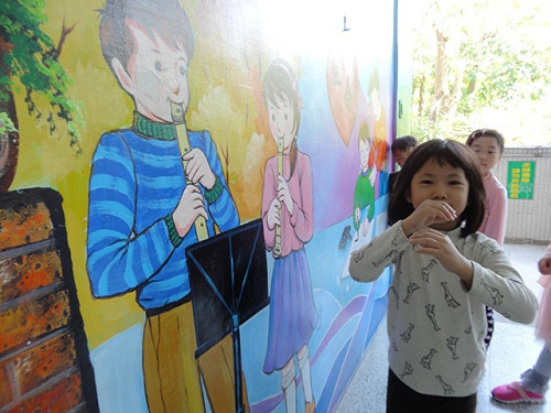 台中龍海國小彩繪校園 斑駁牆面變身美麗學習區
