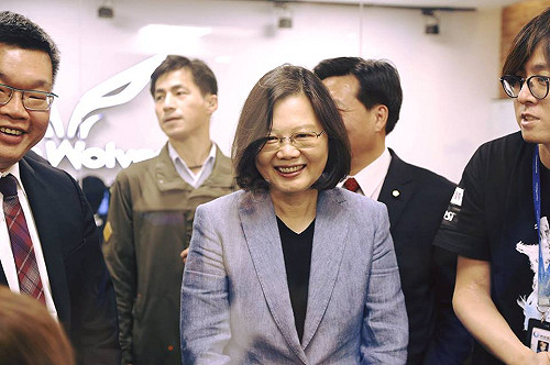 探視閃電狼  總統送大禮：電競產業就是體育事業