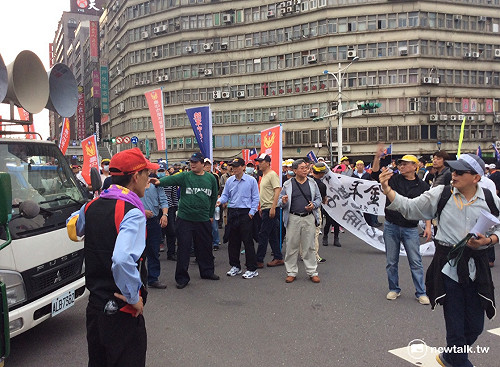 退休軍警消欲開車撞政院 司機拔鑰匙抵抗