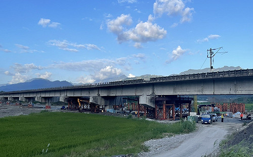 台鐵「新秀姑巒溪橋第一跨樑體」復位完成！拚明年1月18日搶通