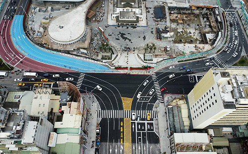 站東站西路徹夜切換中午通車  高雄車站迎來新動線