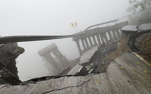 奈格釀災》台7線「擴災」路基流失 「回頭灣」坍塌、搶通延後