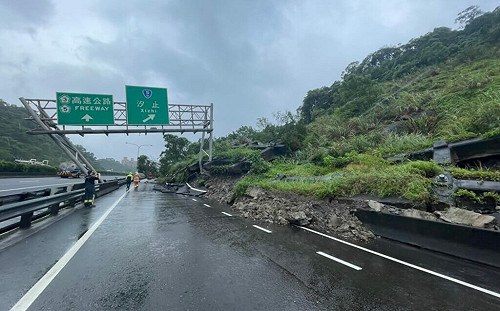 (影)大雨釀禍！中山高南下10.1K汐止交流道邊坡滑落 國一無法轉接國三