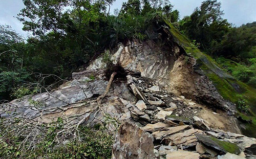 大雨＋地震致災！台東南橫公路「大片岩石崩塌」