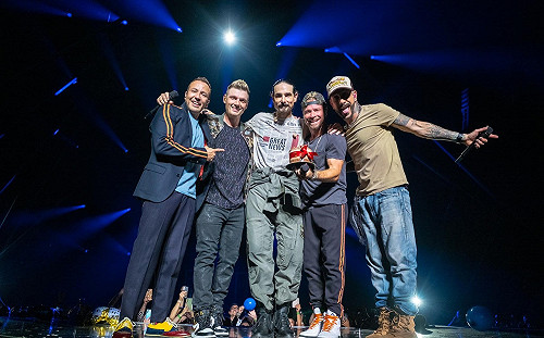 青春回憶殺！朝聖兩大經典男孩團體  陳其邁：明年2月都要住高雄