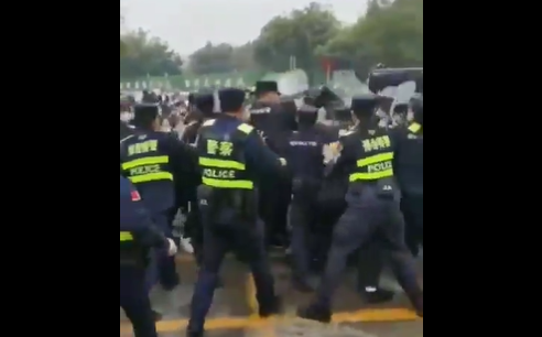 (影) 我們的孩子呢? 校園疫情爆發私自轉移學生隔離 家長抗議遭鎮壓、毆打