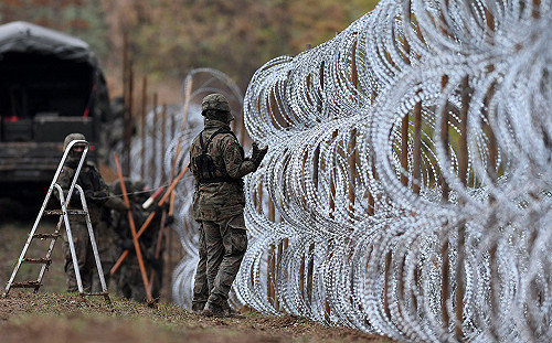 2.5公尺高鐵絲網築「長城」 波蘭在210公里波俄邊界線建臨時邊境牆