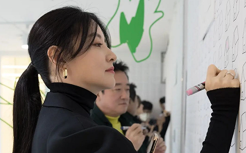 俄女命喪梨泰院「父沒錢運遺體」！李英愛暖心全包助罹難者返國