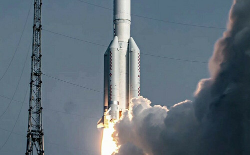 又來了！中國長征五號火箭殘骸週末墜落地球 落點難預測… 