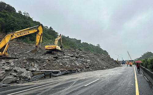 國1汐止段搶通南下1車道 國道警：很多北向用路人都在打卡拍照看戲