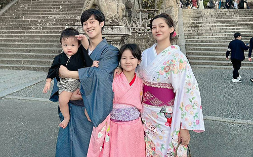 那對夫妻Kim問11月大兒「陷阱題」！萌弟超強求生慾網笑翻 