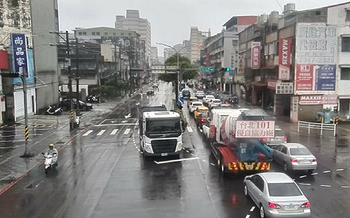 坐鎮交通戰情室 侯友宜：汐止及風景區假日交維重兵佈署 