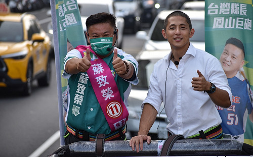 蘇致榮合體吳怡農宣傳18歲公民權  陳柏惟、李昆澤陪掃街籲「集中選票」