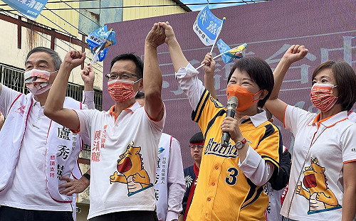 穿球衣跑選舉行程遭批 盧秀燕：球衣是中信兄弟送的