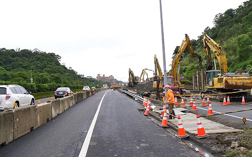 國1汐止邊坡坍塌!王國材:11/13南下匝道上午6時通車