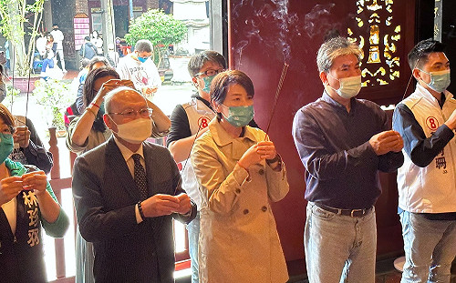 陳時中伸鹹豬手? 黃珊珊：不要把個人東西拿來做政治操作