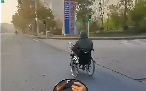 (影) 超好笑現場! 輪椅馬路上「狂飆」民眾騎電動車要勸 竟然追不上