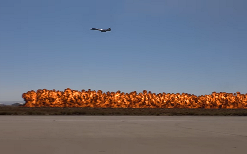 (影) 看大象跳舞！美B-1B轟炸機表演罕見特技 副翼滾轉、低空對地轟炸