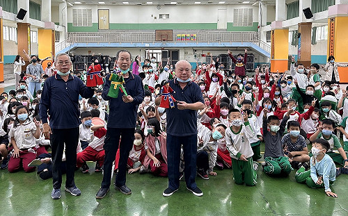 新北藝師許正宗前往土城國小推廣布袋戲