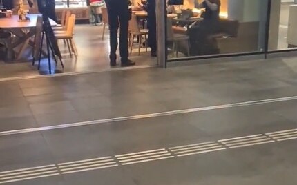 (影)大快人心!「中國警察」恐嚇騷擾流亡異議者 遭荷蘭警方當場拘捕