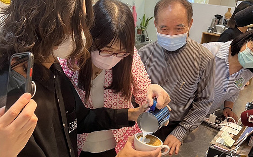 「咖啡拉花」職能創作 高市毒防局與善慧恩基金會培力少年