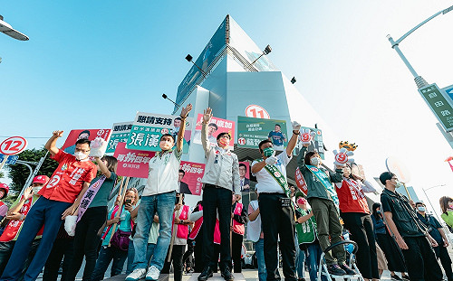 請假投入選戰前夕  陳其邁率鳳山議員候選人強力掃街