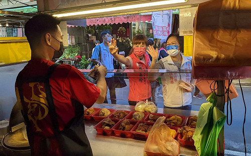 新北議員候選人張嘉玲合體林秀惠中和掃街  傳承「妙管家」精神