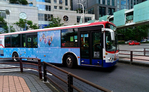 全國唯一「迪士尼主題公車」就在新北歡樂耶誕城驚奇上路