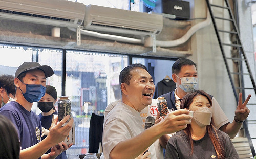 雙11挺青農！侯選辦青年基地「HouHou購物日」 侯友宜到場高呼：新北青農尚讚