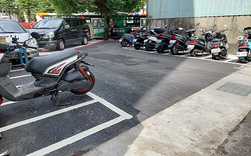 新北工務局打造機車格 改善居民生活品質