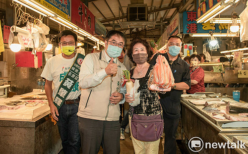 黃偉哲現身黃昏市場掃街 婆婆媽媽熱情相迎嗨翻天