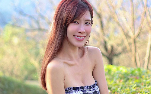 「樂天最美MC」沐妍平口背心洩酥胸！網凍未條：有沒有這麼香 