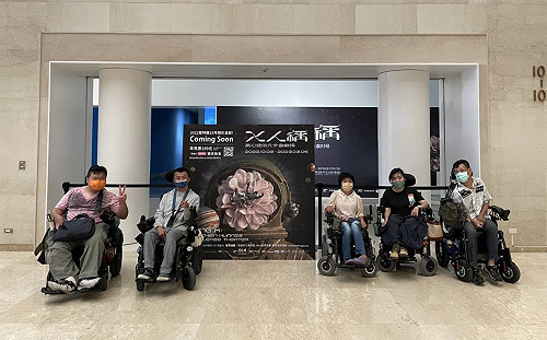 高美館黃心健特展《X人稱》 文化平權展場設計打造友輪空間