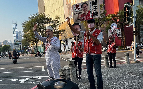 全國首創選戰異國風！ 陳子瑜穿非洲查德服站路口超吸睛