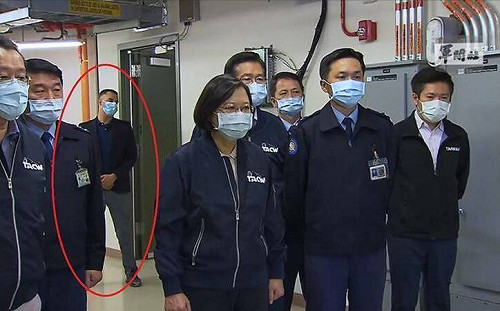 蔡英文視察「樂山雷達站」身後的美方人員身分揭曉 !  他公開認了 : 是我副手!