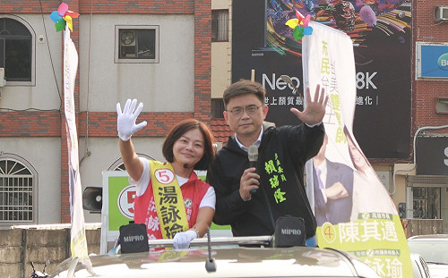 湯詠瑜披律師袍發表政見  誓為基層捍衛權益