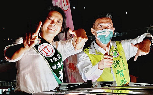 為新人輔選掃街掃到「歪腰」   許智傑：就是要拼議會過半