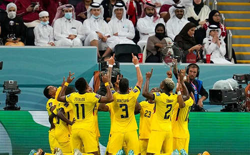 世足／進球後球員跪地指天　厄瓜多慶祝方式背後故事感人